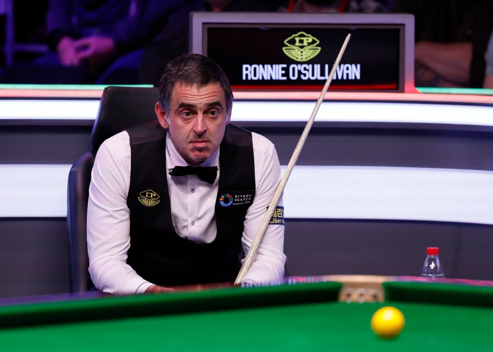 Ronnie O’Sullivan performs ‘interpretative dance’ and hits snooker cue on table as he ‘gives up’ in bizarre performance